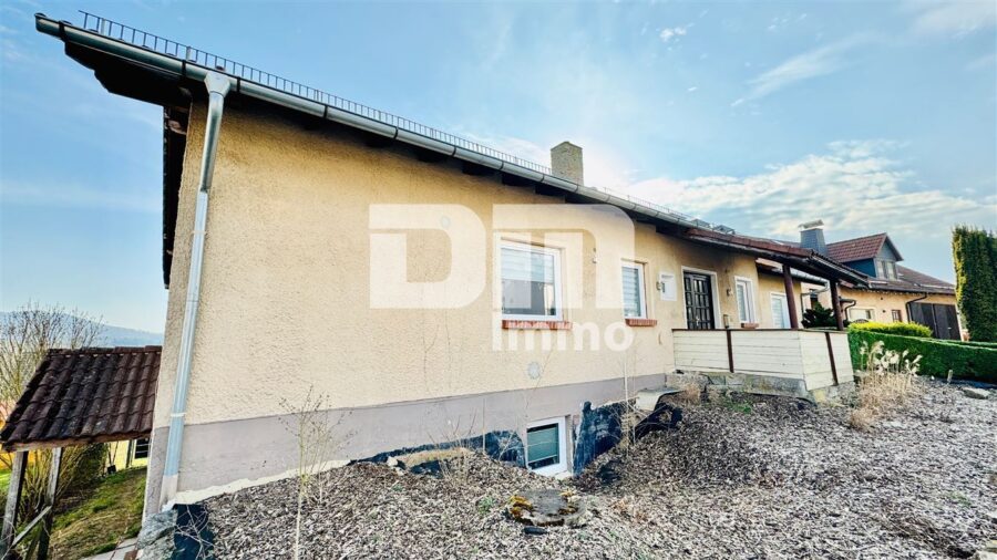 Teilsaniertes Ein - Zweifamilienhaus + Nutzflächen mit Anbau in Traumlage mit Panoramablick - Frontansicht